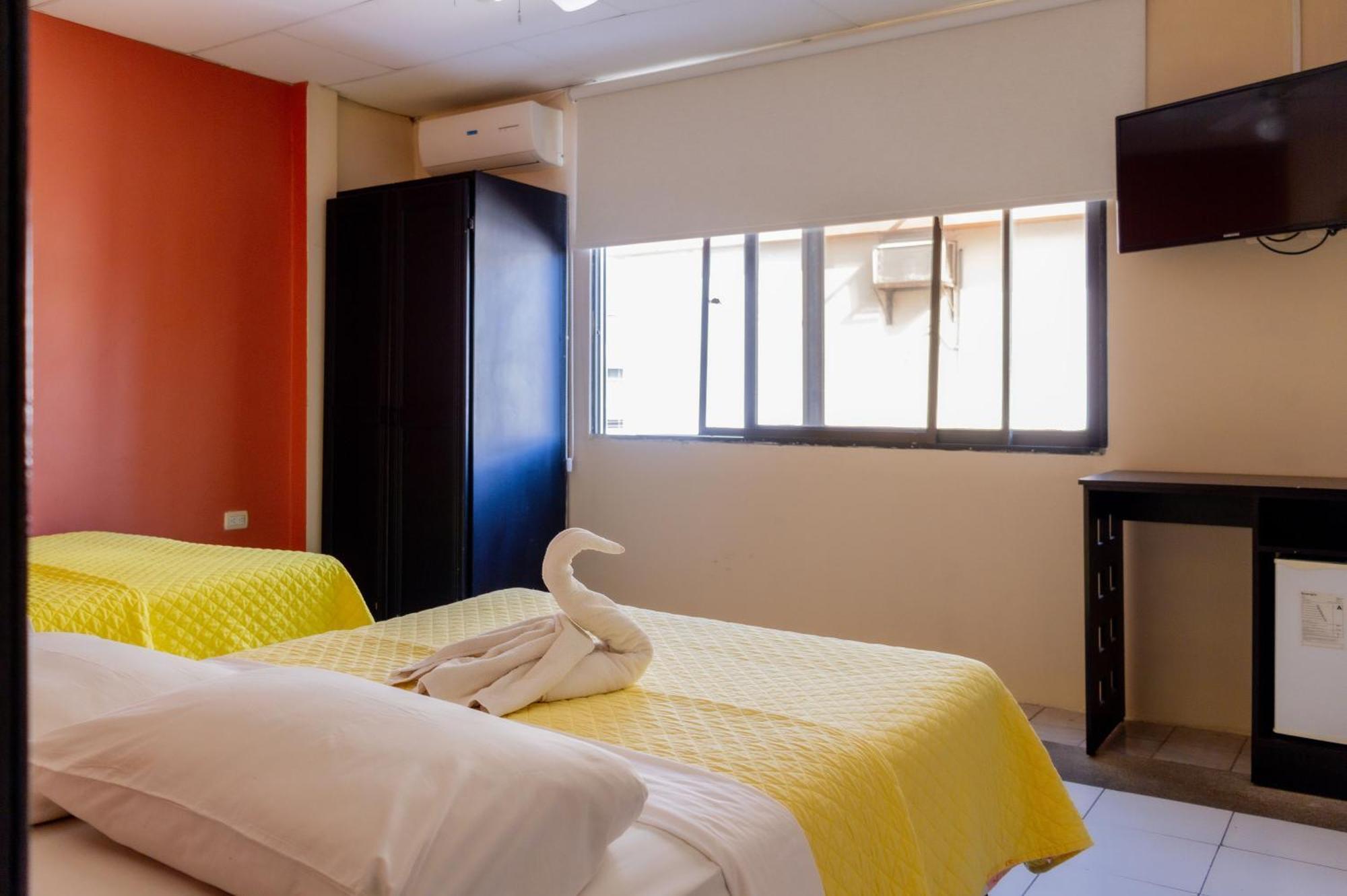 Hostal Antares Manta Eksteriør billede